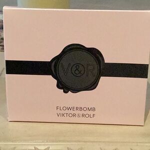 Viktor & Rolf
Flowerbomb Deluxe samples EDP & Perfumed Body Lotion NEW